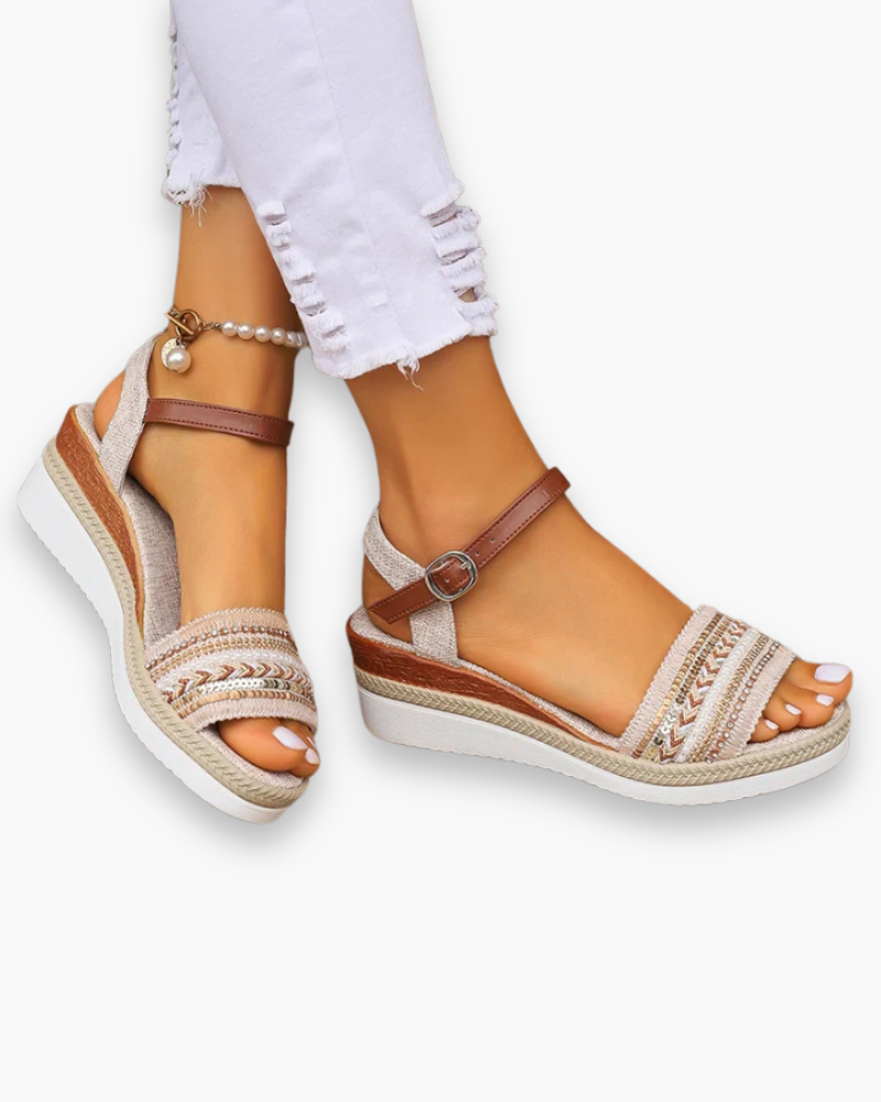 "Sandales été femme chic et confortables, bride ajustable, semelle moelleuse, parfaites pour tenues décontractées estivales."