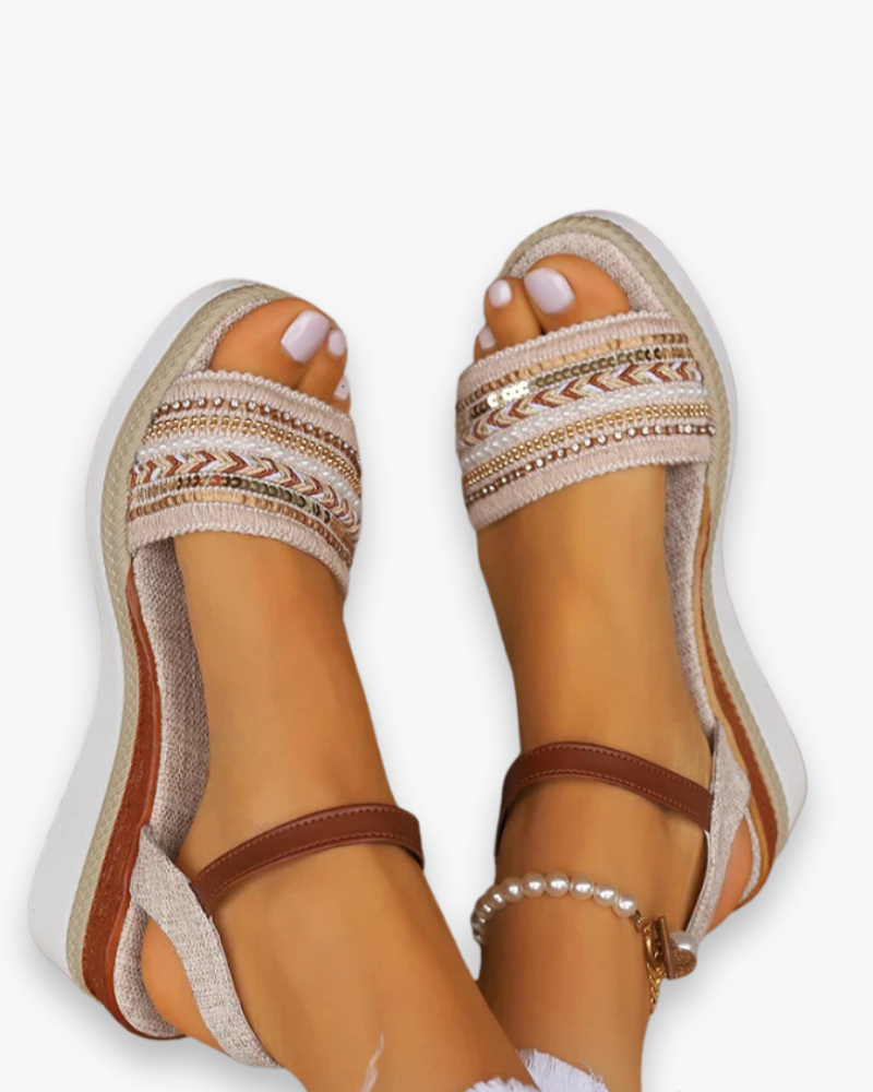"Sandales été femme chic et confortables, bride ajustable, semelle moelleuse, parfaites pour tenues décontractées estivales."