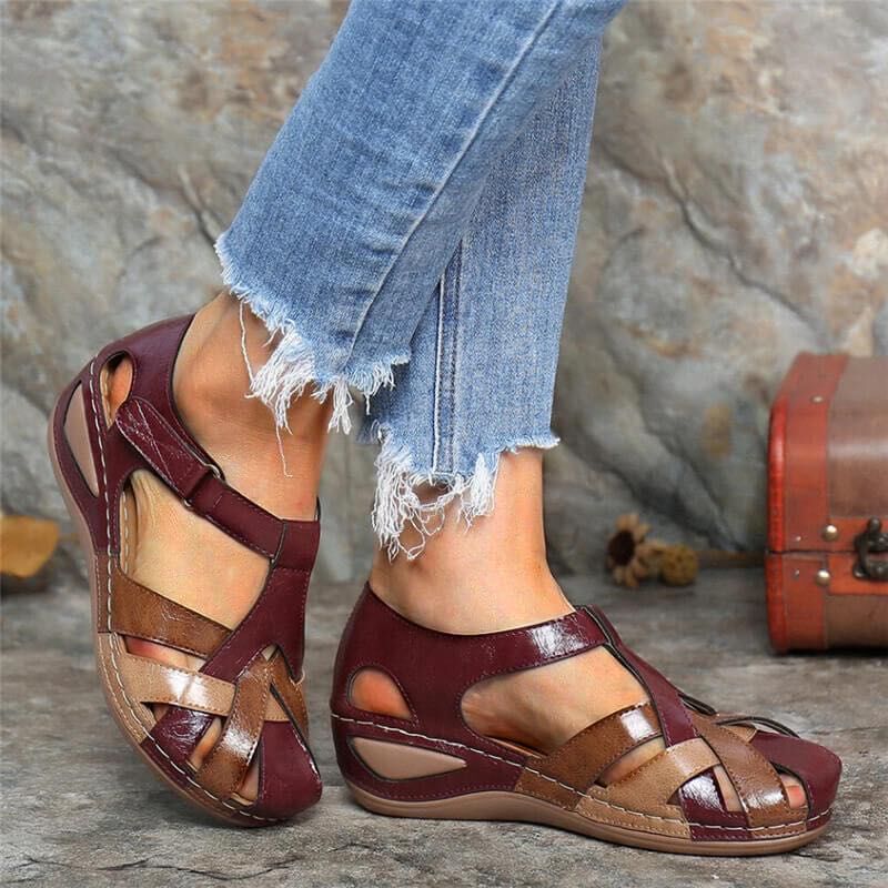 "Sandales femme été bicolores avec sangles croisées et plateforme, confortables et élégantes, pour tenues estivales."