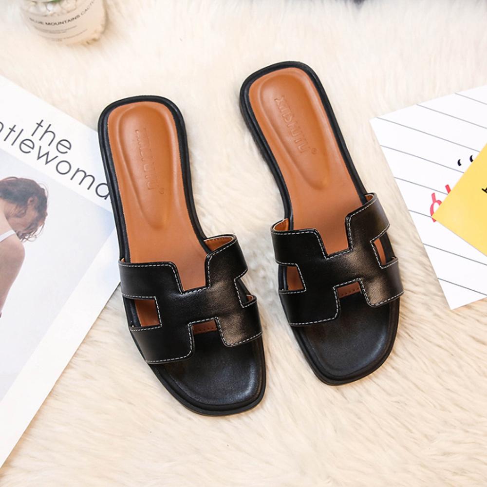 Sandales H-Stylé pour femmes en cuir, design moderne en H, talon plat, couleur beige, élégance et confort pour l'été.