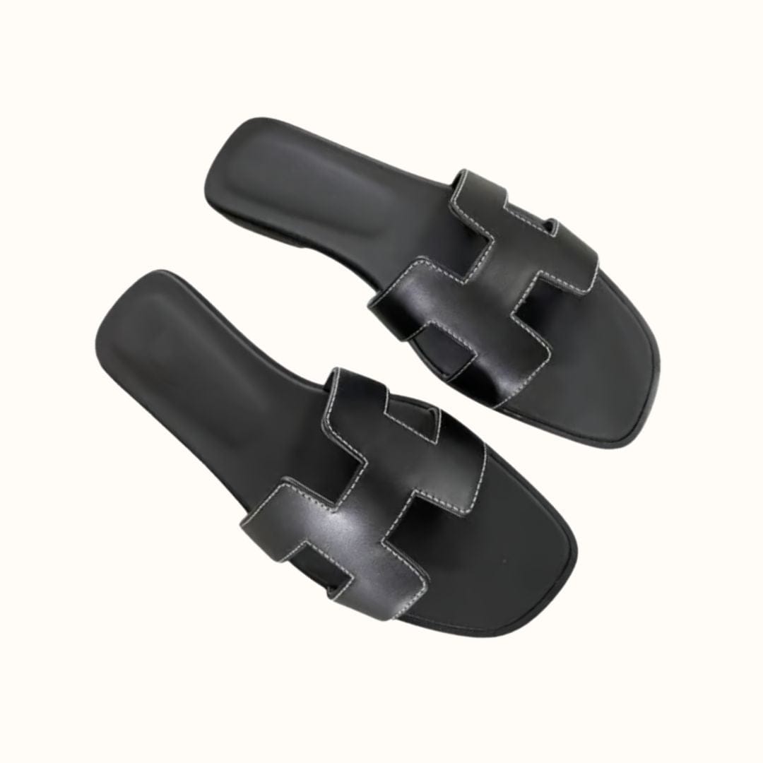 Sandales H-Stylé pour femmes en cuir, design moderne en H, talon plat, couleur beige, élégance et confort pour l'été.