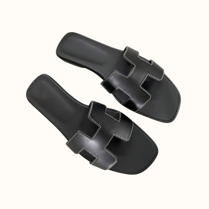 Sandales H-Stylé pour femmes en cuir, design moderne en H, talon plat, couleur beige, élégance et confort pour l'été.