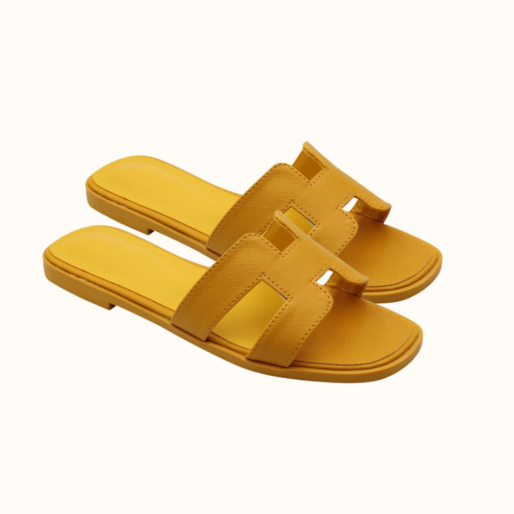 Sandales H-Stylé pour femmes en cuir, design moderne en H, talon plat, couleur beige, élégance et confort pour l'été.