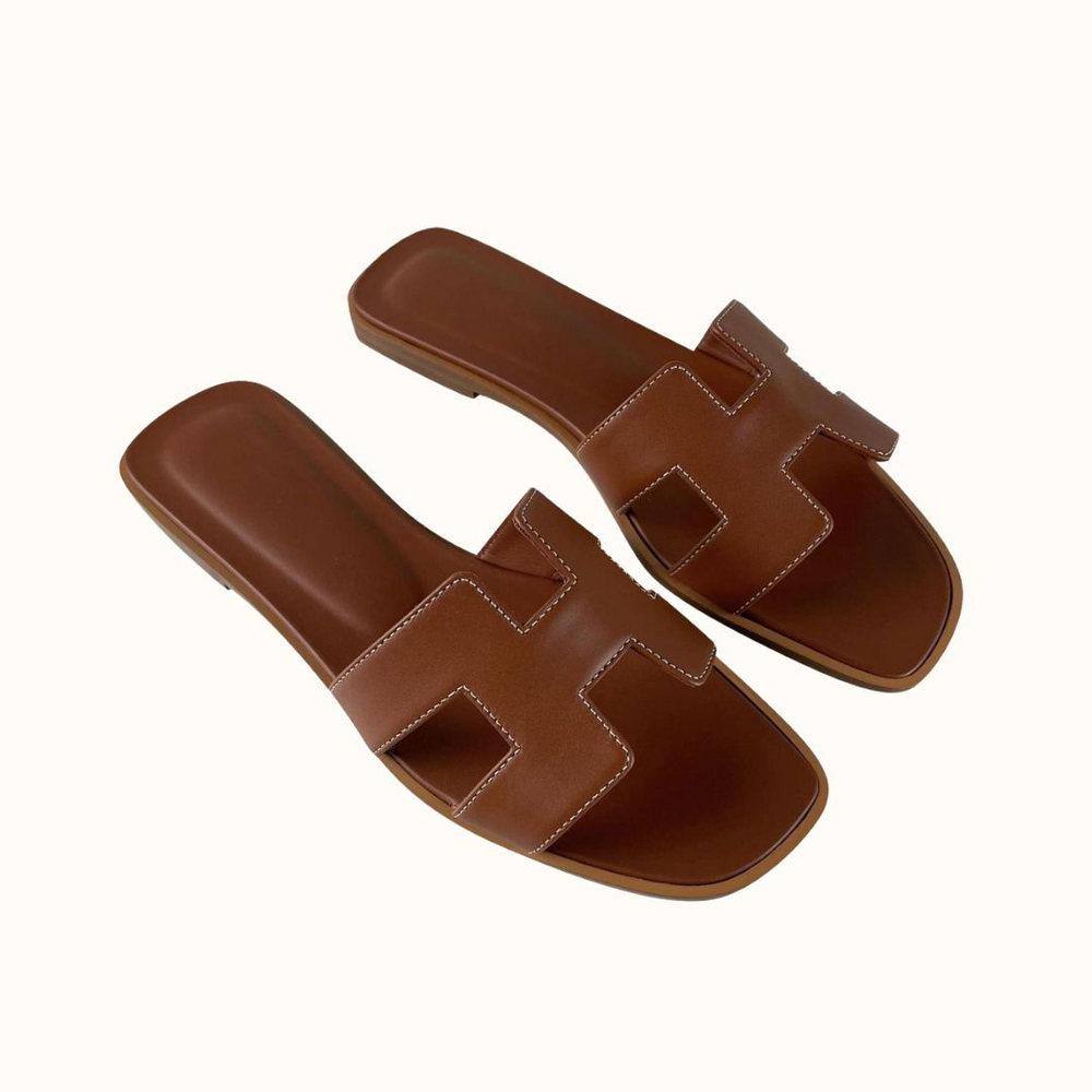Sandales H-Stylé pour femmes en cuir, design moderne en H, talon plat, couleur beige, élégance et confort pour l'été.