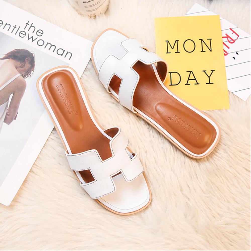Sandales H-Stylé pour femmes en cuir, design moderne en H, talon plat, couleur beige, élégance et confort pour l'été.