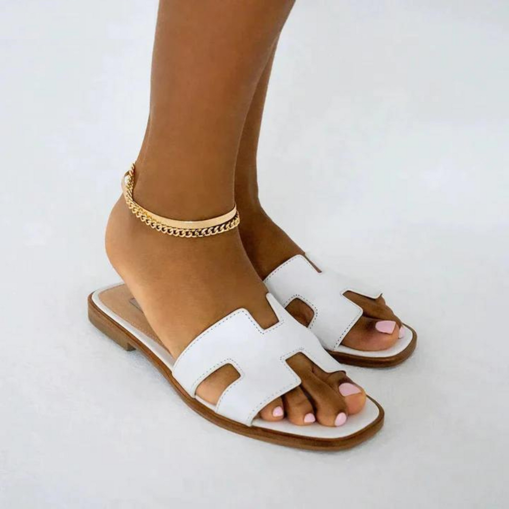 Sandales H-Stylé pour femmes en cuir, design moderne en H, talon plat, couleur beige, élégance et confort pour l'été.