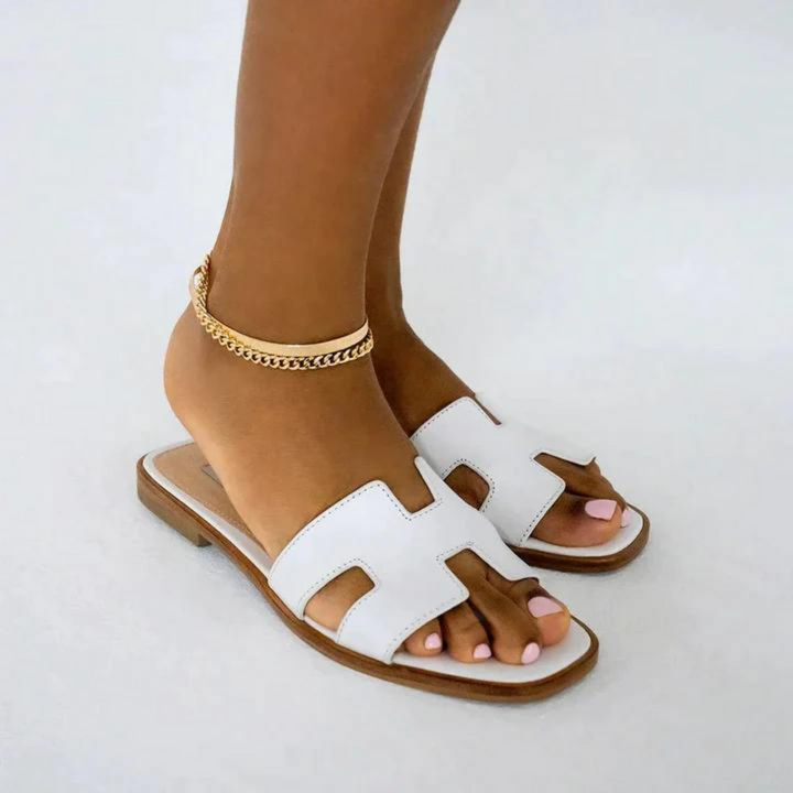 Sandales H-Stylé pour femmes en cuir, design moderne en H, talon plat, couleur beige, élégance et confort pour l'été.