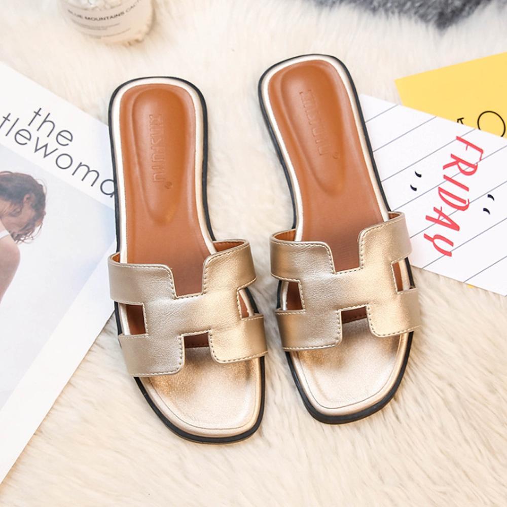 Sandales H-Stylé pour femmes en cuir, design moderne en H, talon plat, couleur beige, élégance et confort pour l'été.