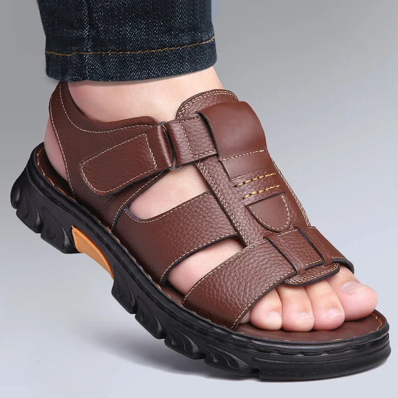 "Sandales homme cuir véritable, semelle antidérapante, design aéré, couleur marron, parfaite pour été et plage."