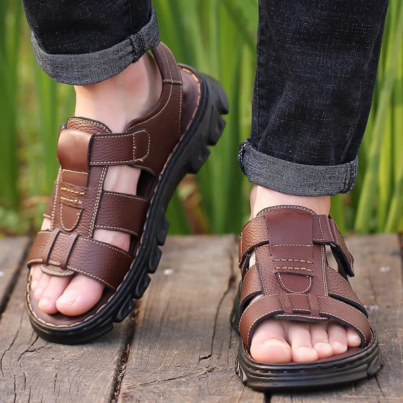 "Sandales homme cuir véritable, semelle antidérapante, design aéré, couleur marron, parfaite pour été et plage."