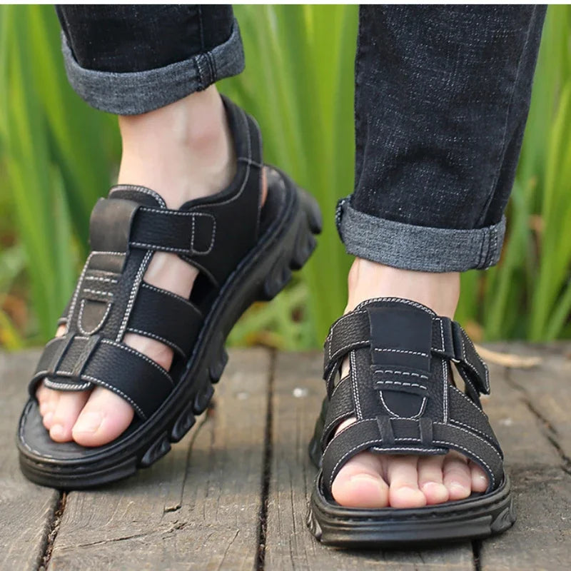 "Sandales homme cuir véritable, semelle antidérapante, design aéré, couleur marron, parfaite pour été et plage."