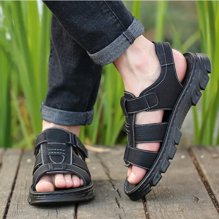 "Sandales homme cuir véritable, semelle antidérapante, design aéré, couleur marron, parfaite pour été et plage."
