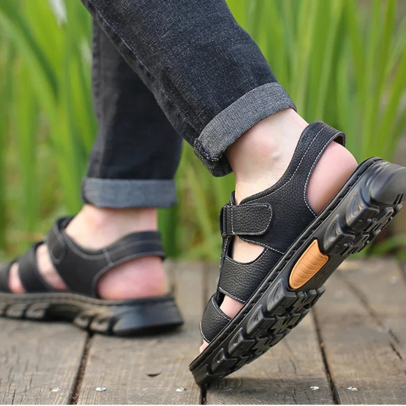 "Sandales homme cuir véritable, semelle antidérapante, design aéré, couleur marron, parfaite pour été et plage."