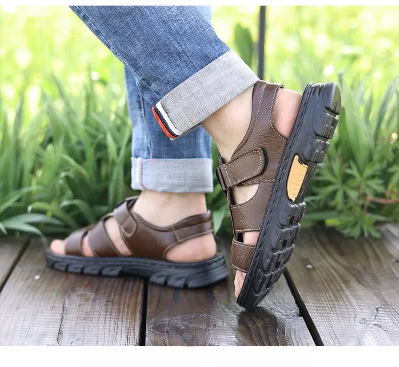 "Sandales homme cuir véritable, semelle antidérapante, design aéré, couleur marron, parfaite pour été et plage."