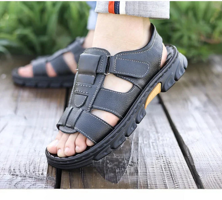 "Sandales homme cuir véritable, semelle antidérapante, design aéré, couleur marron, parfaite pour été et plage."