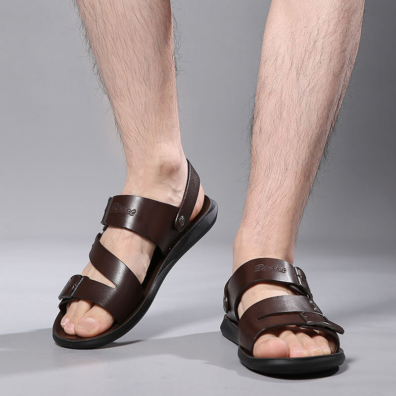 "Sandales homme en cuir avec boucle, vue de face, style décontracté-chic idéal pour l'été, confort et élégance."