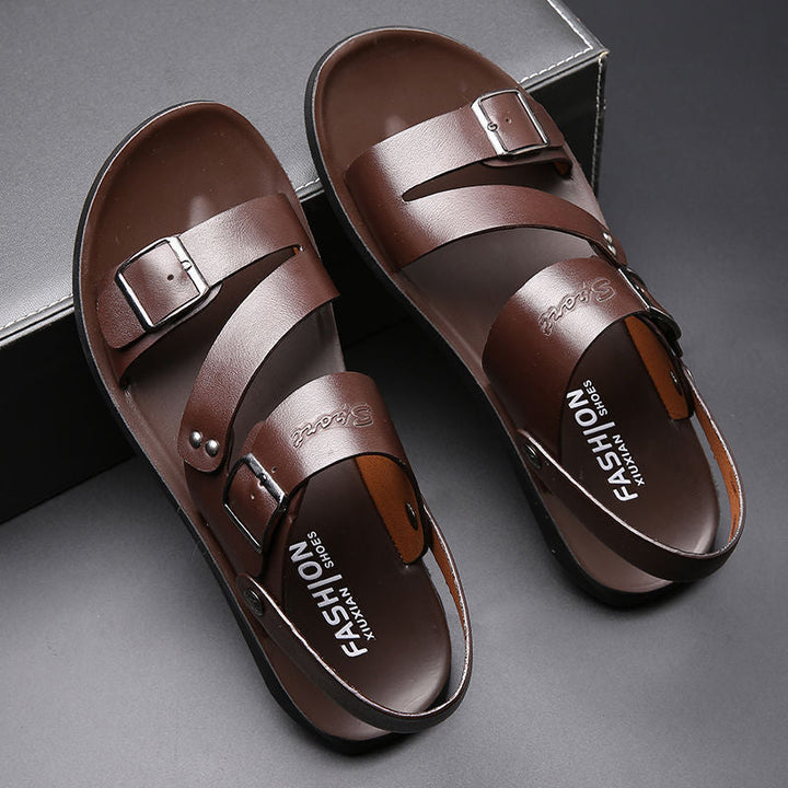 "Sandales homme en cuir avec boucle, vue de face, style décontracté-chic idéal pour l'été, confort et élégance."