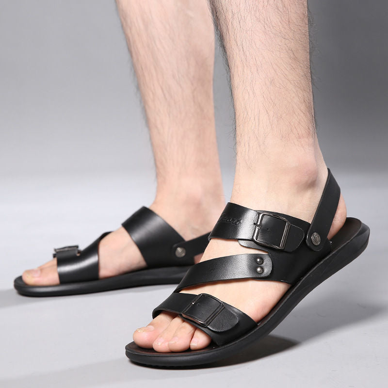 "Sandales homme en cuir avec boucle, vue de face, style décontracté-chic idéal pour l'été, confort et élégance."