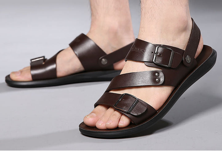 "Sandales homme en cuir avec boucle, vue de face, style décontracté-chic idéal pour l'été, confort et élégance."