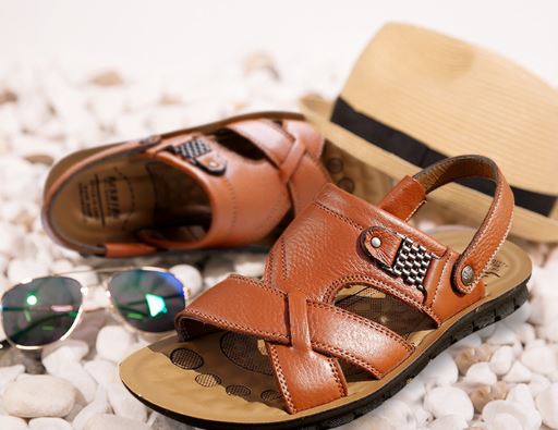 "Sandales hommes en cuir noir orthopédiques, élégantes avec lanières ajustables, vue d'ensemble de profil"