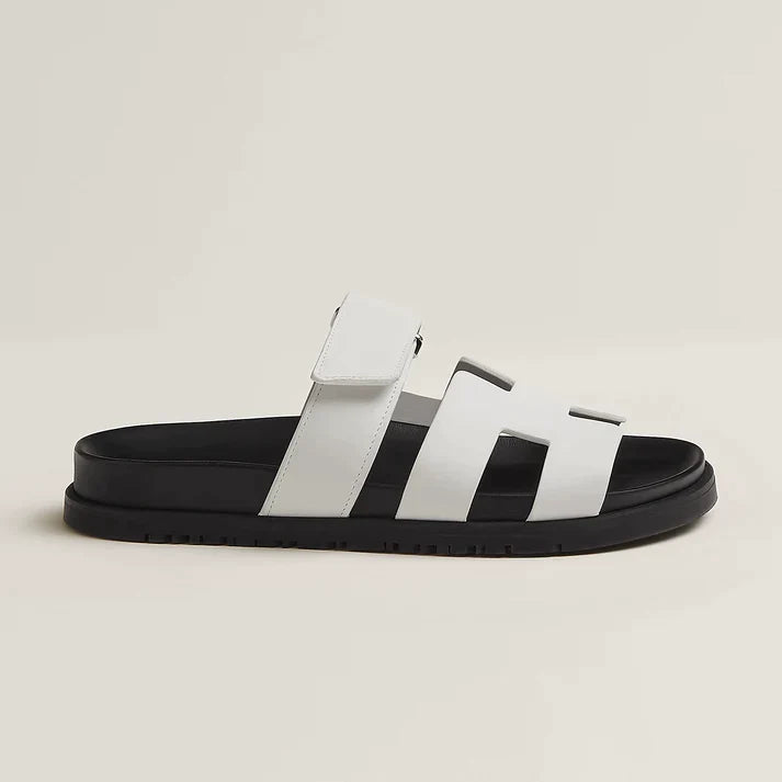 "Sandales Ibiza élégantes pour femmes, fines lanières en cuir, semelle en caoutchouc, style estival chic et polyvalent."