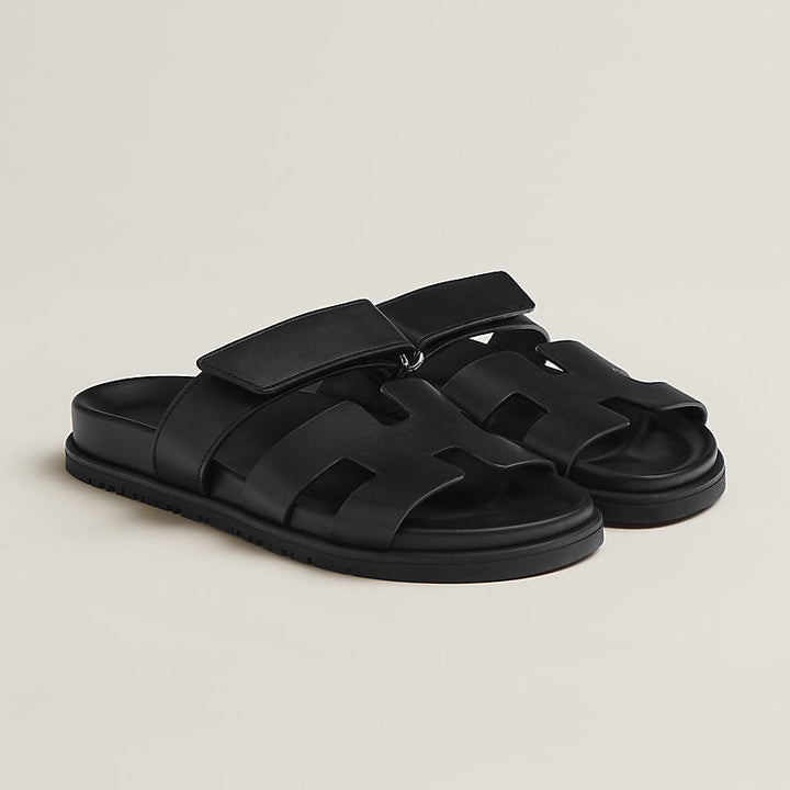 "Sandales Ibiza élégantes pour femmes, fines lanières en cuir, semelle en caoutchouc, style estival chic et polyvalent."