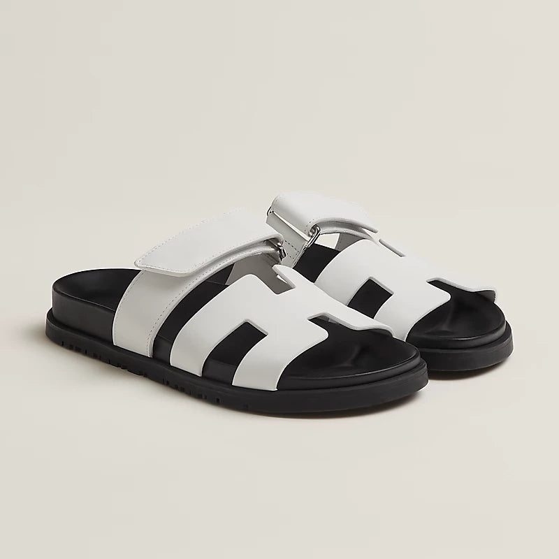 "Sandales Ibiza élégantes pour femmes, fines lanières en cuir, semelle en caoutchouc, style estival chic et polyvalent."