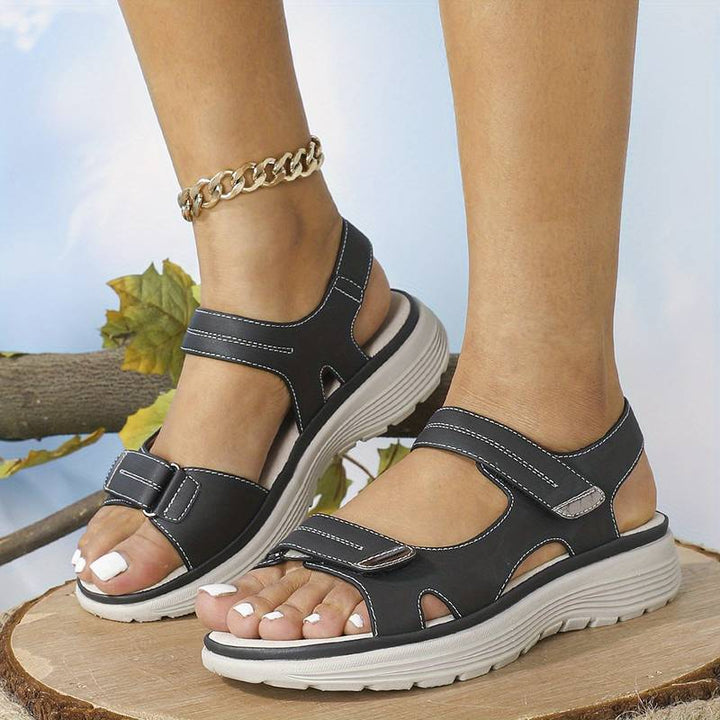 "Sandales Ortho Pro pour femmes, brides larges ajustables, semelle orthopédique profilée, confort et soutien pieds."