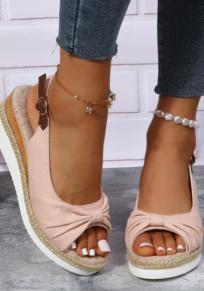 Sandales orthopédiques élégantes pour femme, marron clair, boucle orteil, soutien voûte plantaire, confort et style parfaits.