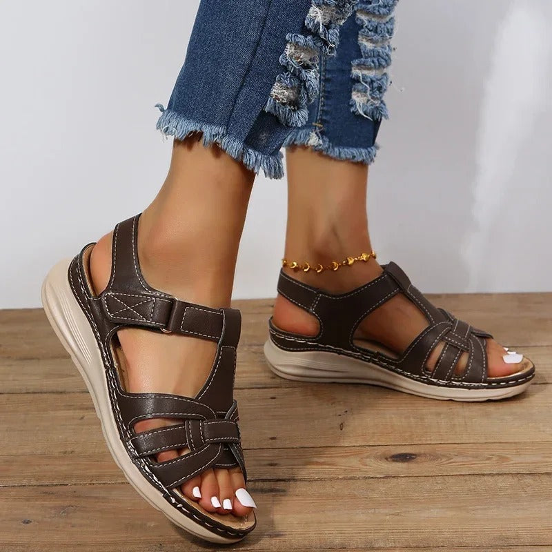 "Sandales orthopédiques en cuir, élégantes et confortables, vue de côté, détail design raffiné et maintien parfait pour femme