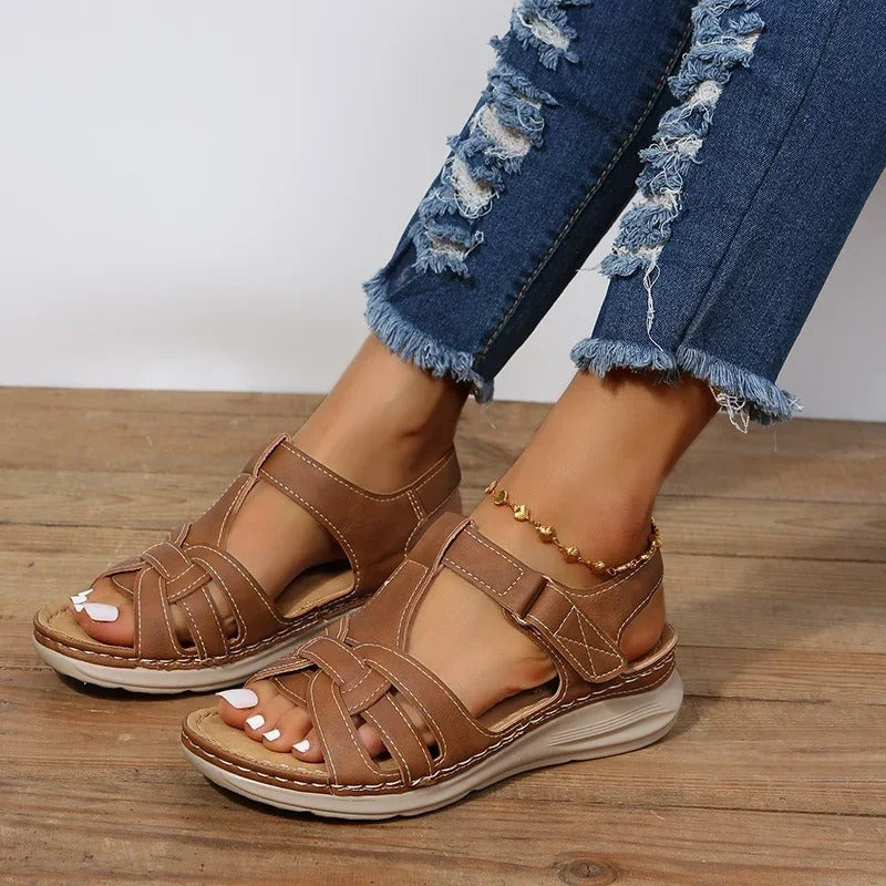 "Sandales orthopédiques en cuir, élégantes et confortables, vue de côté, détail design raffiné et maintien parfait pour femme