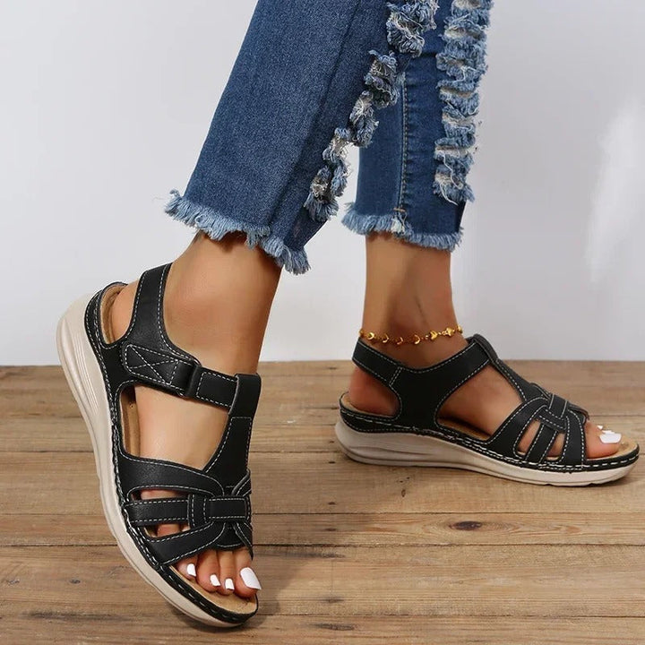 "Sandales orthopédiques en cuir, élégantes et confortables, vue de côté, détail design raffiné et maintien parfait pour femme