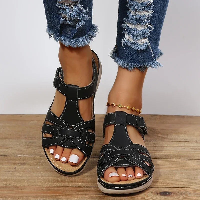 "Sandales orthopédiques en cuir, élégantes et confortables, vue de côté, détail design raffiné et maintien parfait pour femme