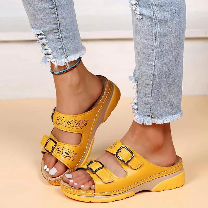 Sandales orthopédiques en cuir souple pour femmes, confortables, avec design chic et semelle amortissante.