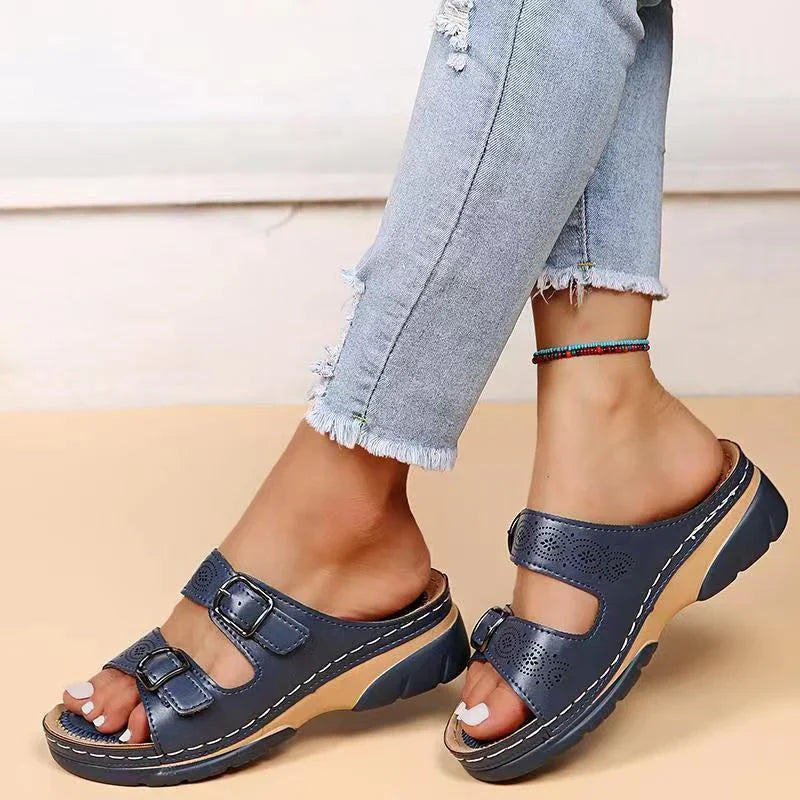 Sandales orthopédiques en cuir souple pour femmes, confortables, avec design chic et semelle amortissante.