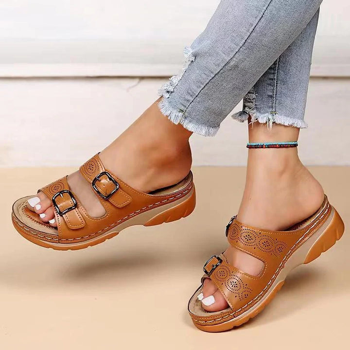 Sandales orthopédiques en cuir souple pour femmes, confortables, avec design chic et semelle amortissante.