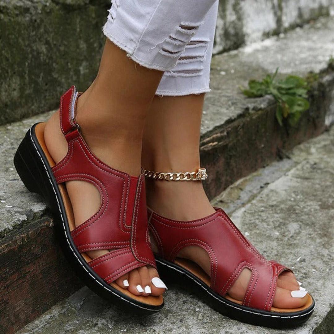 Sandales orthopédiques femme bleu marine avec soutien ergonomique, élégance moderne et confort ultime pour marche facile.
