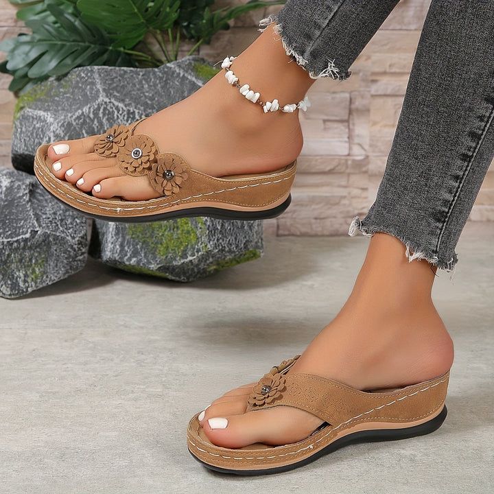 Sandales orthopédiques femme confortables, modernes; semelles rembourrées, sangles réglables, élégantes pour toute occasion.
