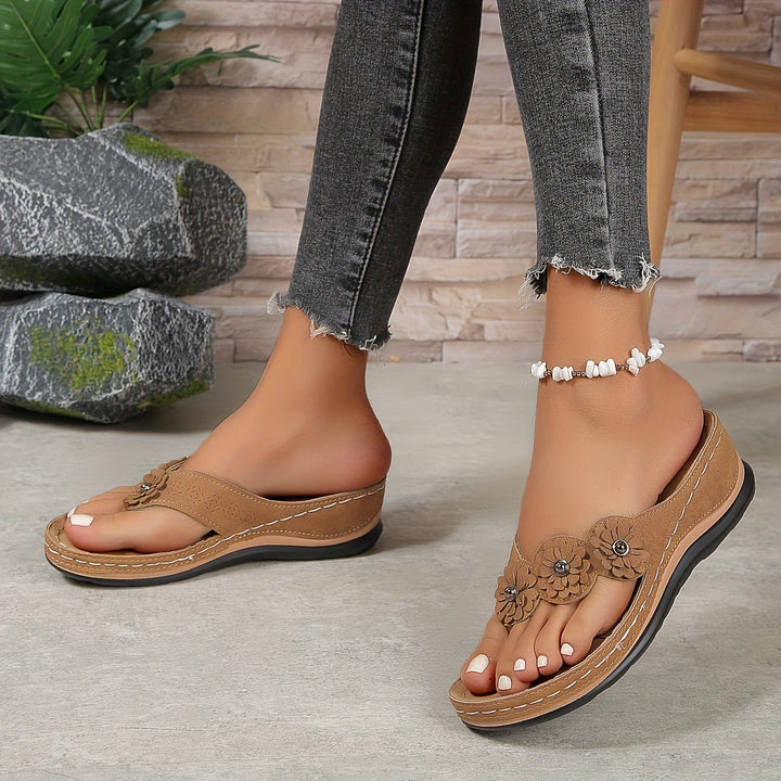 Sandales orthopédiques femme confortables, modernes; semelles rembourrées, sangles réglables, élégantes pour toute occasion.