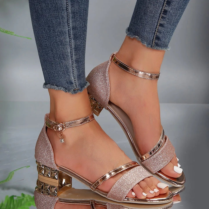 "Sandales orthopédiques femme Nelly, élégantes et confortables, avec semelle ergonomique et design moderne."
