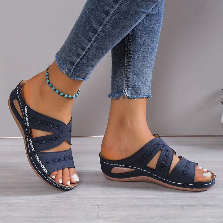 "Sandales orthopédiques femmes avec talons compensés, élégantes, soutiennent le pied, idéales confort et style quotidien."