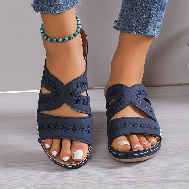 "Sandales orthopédiques femmes avec talons compensés, élégantes, soutiennent le pied, idéales confort et style quotidien."