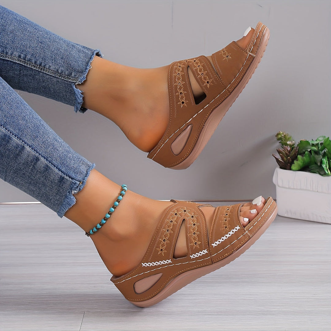 "Sandales orthopédiques femmes avec talons compensés, élégantes, soutiennent le pied, idéales confort et style quotidien."