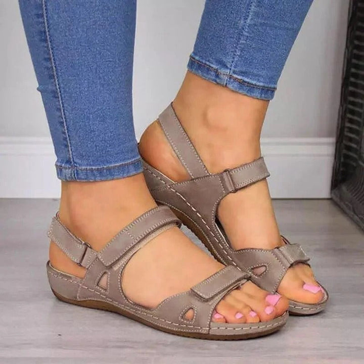 "Sandales orthopédiques grises à scratch pour femmes, design ergonomique pour confort et soutien optimal."