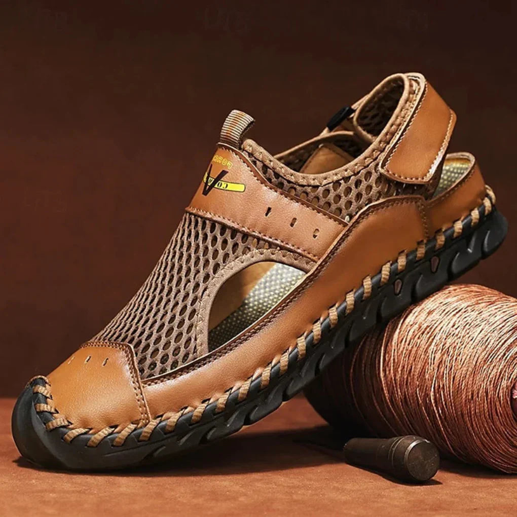 "Sandales orthopédiques homme en maille respirante gris, bandes réglables, semelle légère pour confort et soutien."