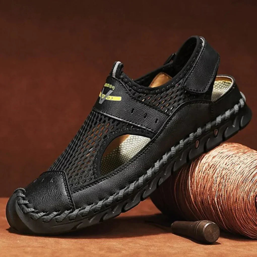 "Sandales orthopédiques homme en maille respirante gris, bandes réglables, semelle légère pour confort et soutien."