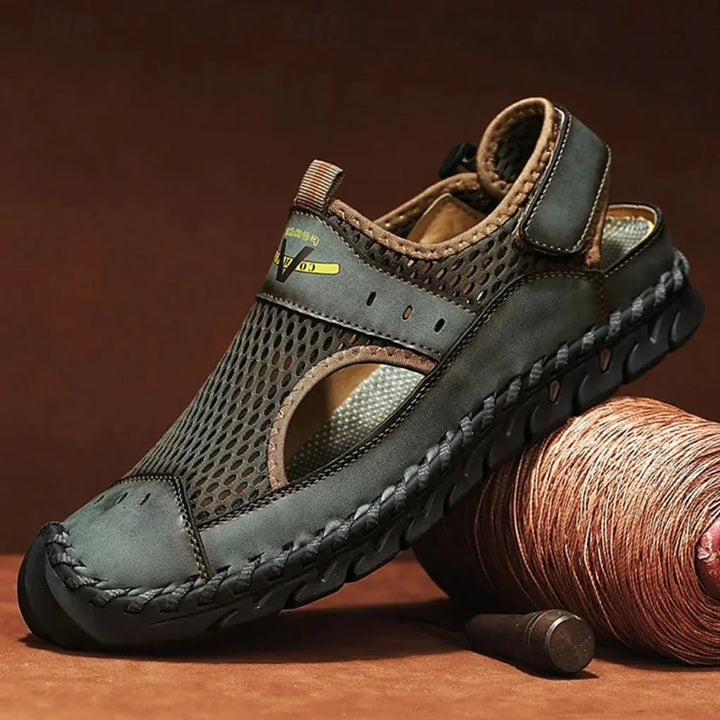 "Sandales orthopédiques homme en maille respirante gris, bandes réglables, semelle légère pour confort et soutien."