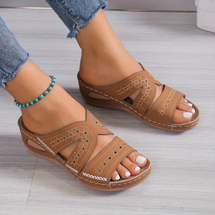 "Sandales orthopédiques pour femme Clara avec semelle en gel, confort optimal et design élégant pour un soutien quotidien."