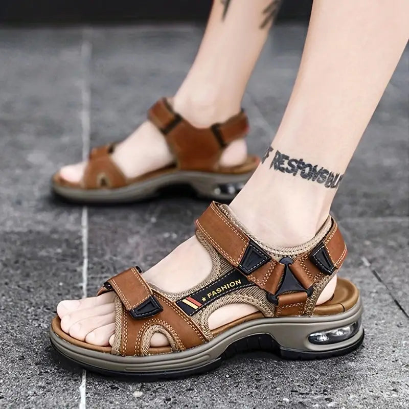 "Sandales orthopédiques pour femmes, confortables et élégantes, couleur marron clair, style moderne et support ergonomique."