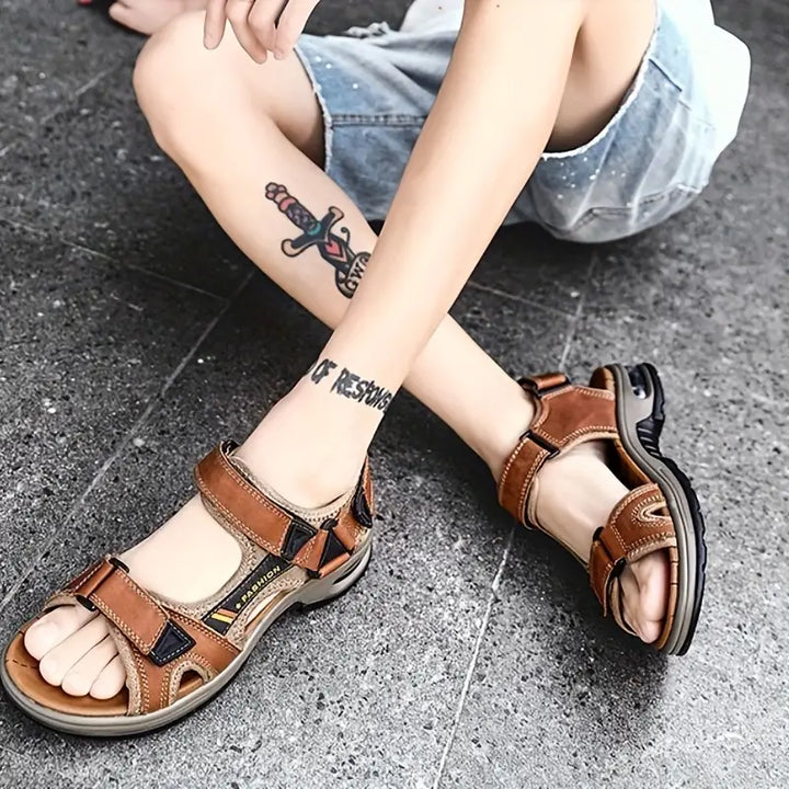 "Sandales orthopédiques pour femmes, confortables et élégantes, couleur marron clair, style moderne et support ergonomique."